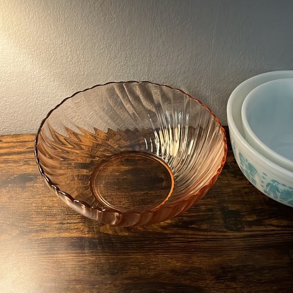 Vintage Arcoroc France pink rosaline swirl 9” glass serving bowl - Picture 3 of 5